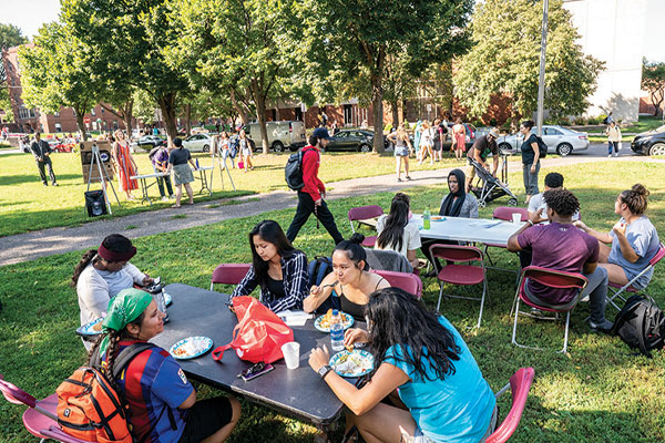 Students eating in Murphy Square.